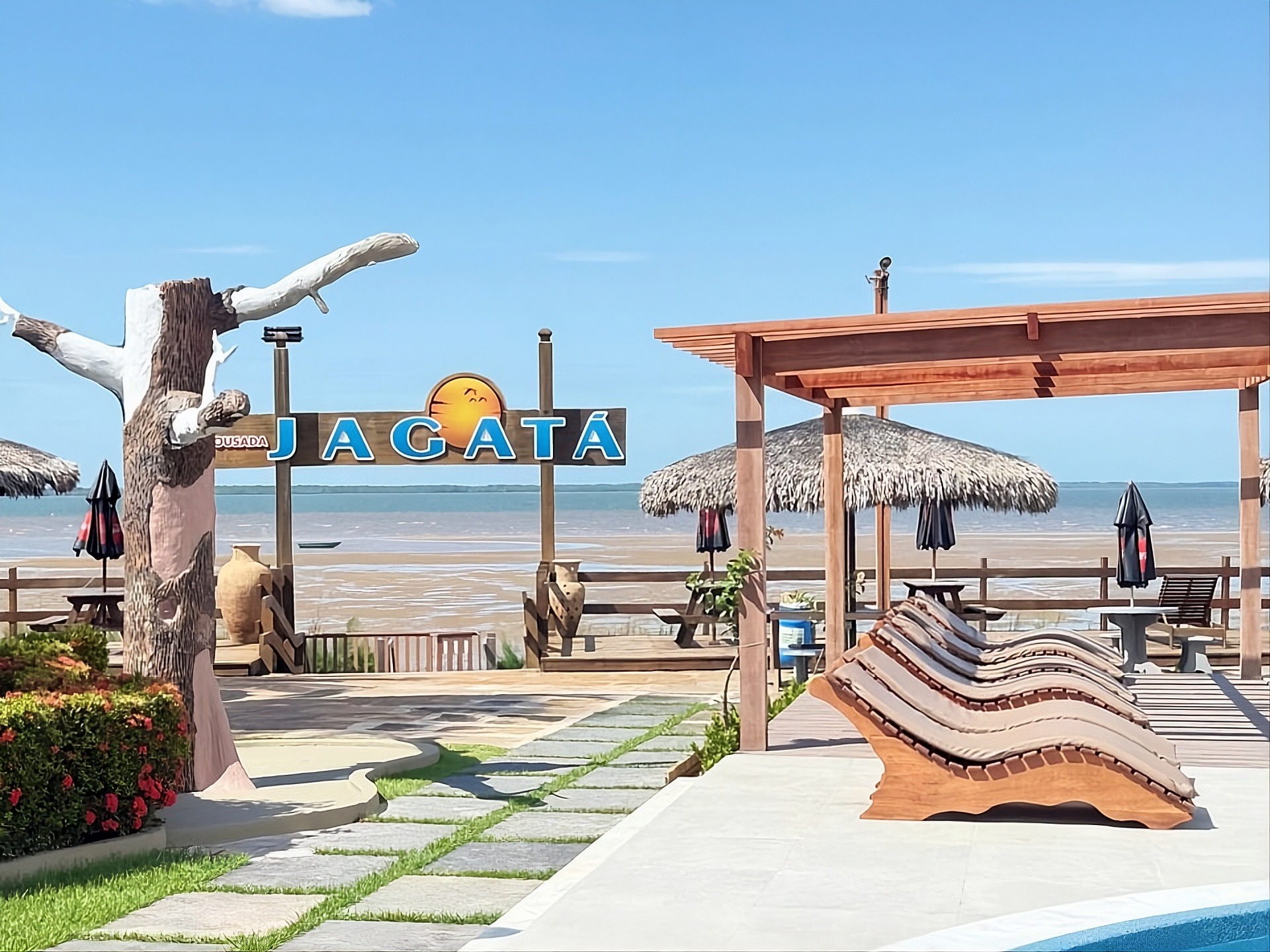 Jardín y vista al mar en Pousada Jagatá